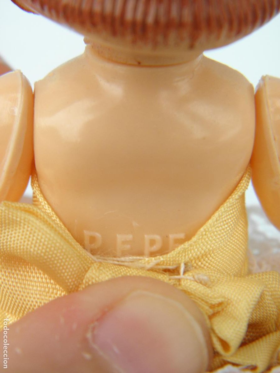 Mu&ntilde;ecas celuloide: Antigua mu&ntilde;eca peque&ntilde;a Pepe de celuloide, con vestido de Versalles - Foto 4