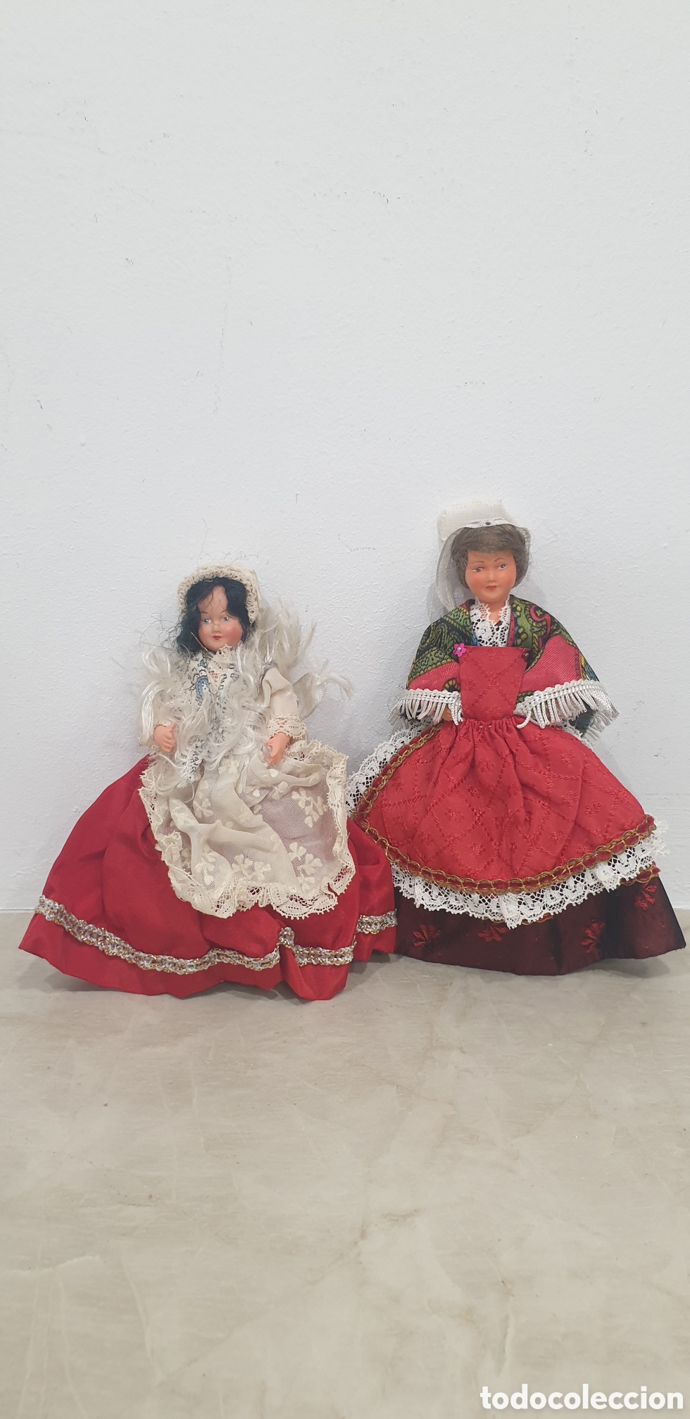 Mu&ntilde;ecas celuloide: Dos mu&ntilde;ecas antiguas de celuloide, traje t&iacute;pico europeo - Foto 1