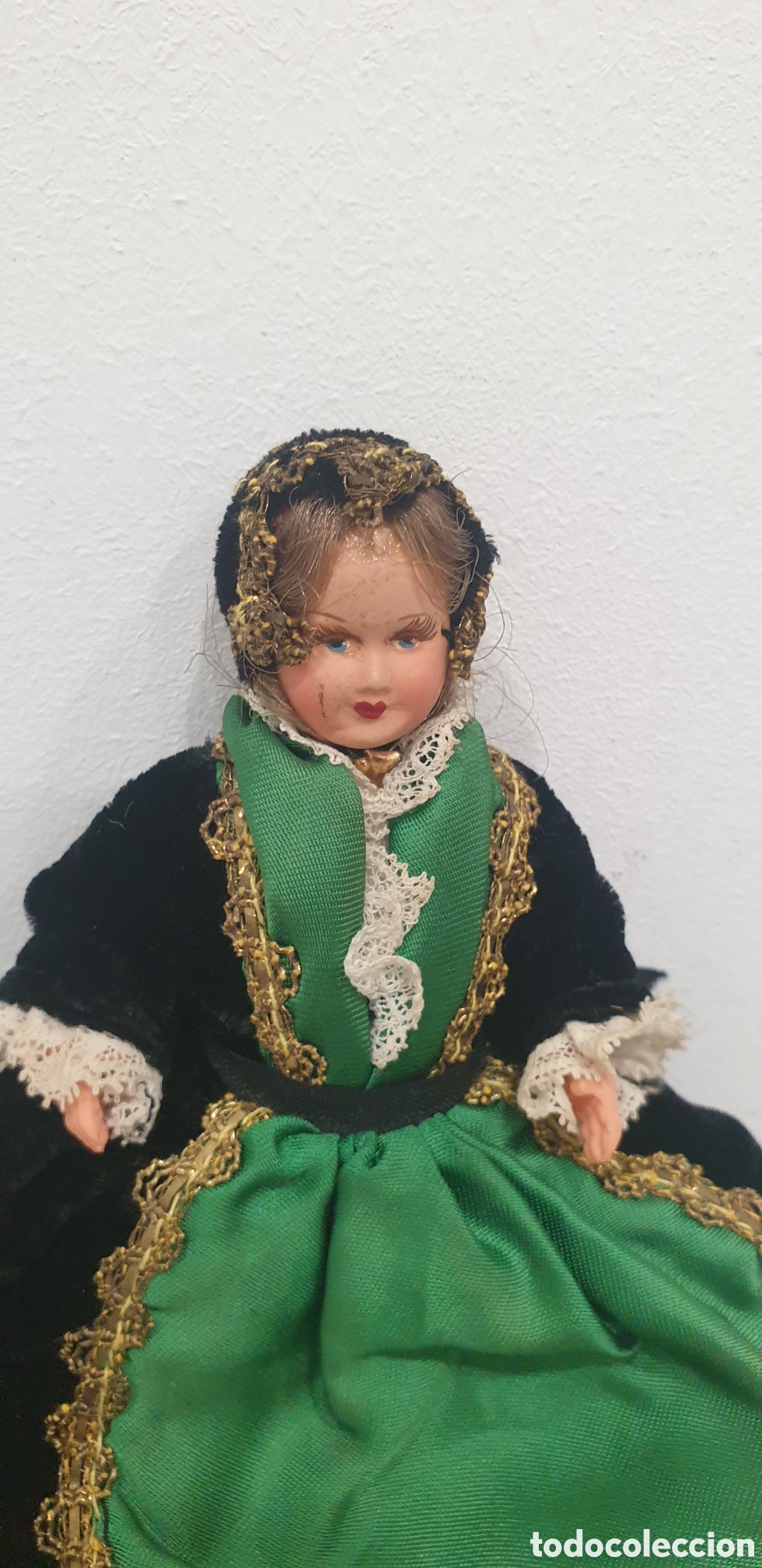 Mu&ntilde;ecas celuloide: Mu&ntilde;eca antigua con traje t&iacute;pico europeo - Foto 2