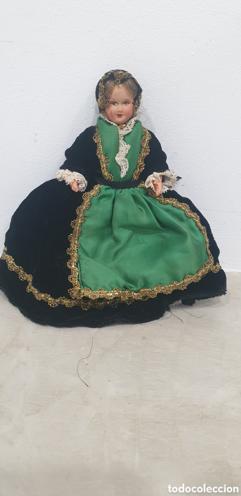Mu&ntilde;ecas celuloide: Mu&ntilde;eca antigua con traje t&iacute;pico europeo - Foto 1