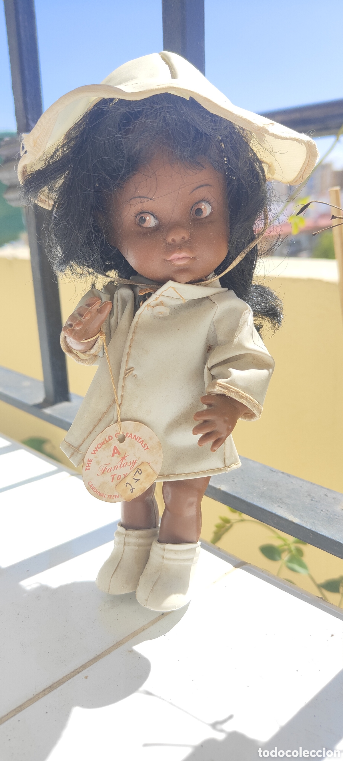 Mu&ntilde;ecas celuloide: ANTIGUA MU&Ntilde;ECA NEGRITA CON CHUBASQUERO Y GORRO - Foto 1