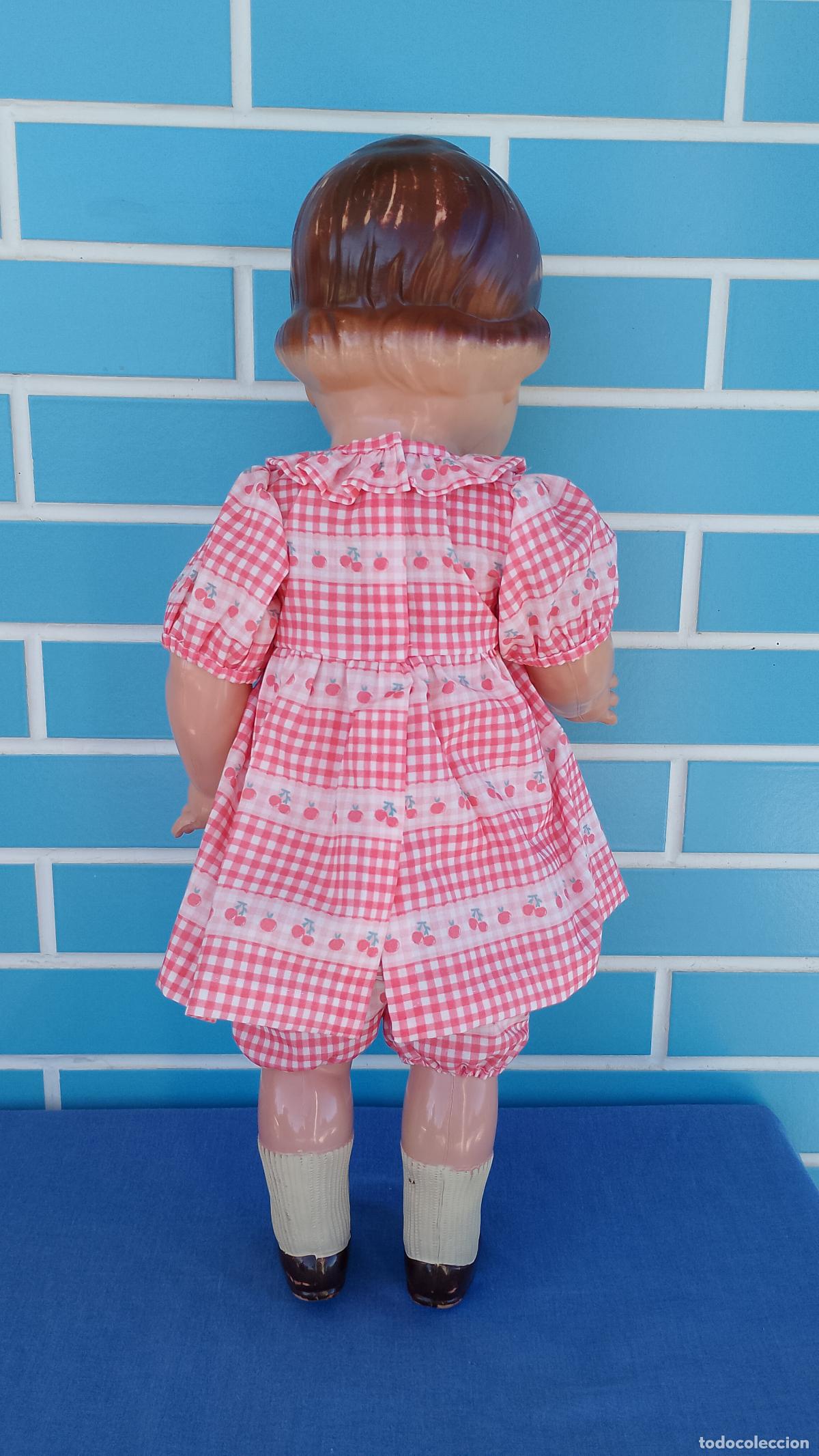 Mu&ntilde;ecas celuloide: Antigua mu&ntilde;eca de celuloide de los a&ntilde;os 50 de pelo moldeado, de 54 cm - Foto 4