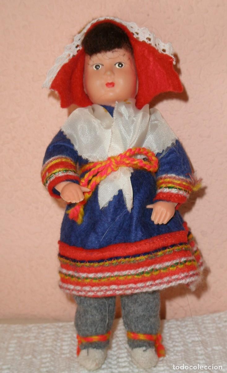 Mu&ntilde;ecas celuloide: Mu&ntilde;eco de Finlandia en ropa tradicional. Celuloide. 19 cm. - Foto 1