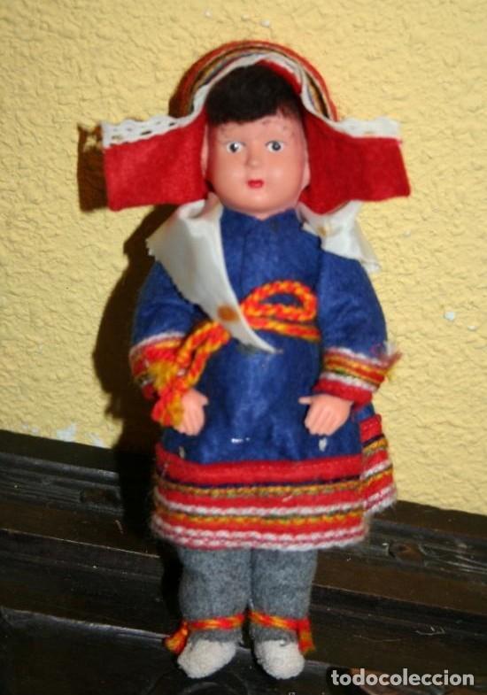 Mu&ntilde;ecas celuloide: Mu&ntilde;eco de Finlandia en ropa tradicional. Celuloide. 19 cm. - Foto 3