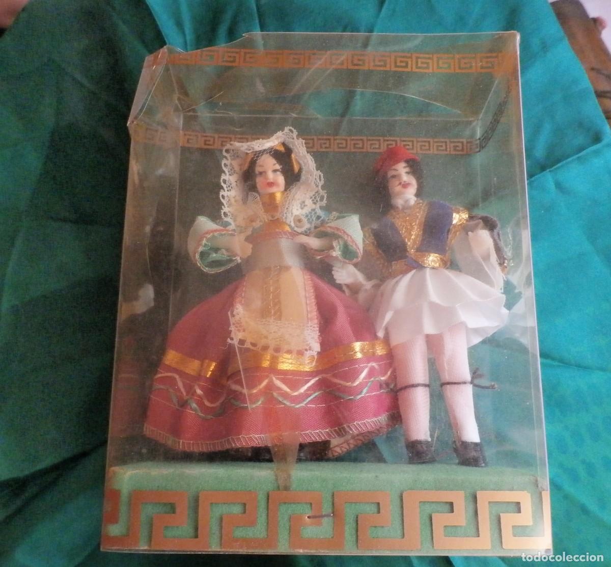 Mu&ntilde;ecas celuloide: Pareja de mu&ntilde;ecas griegas de celuloide en ropa tradicional. 11 cm - Foto 1