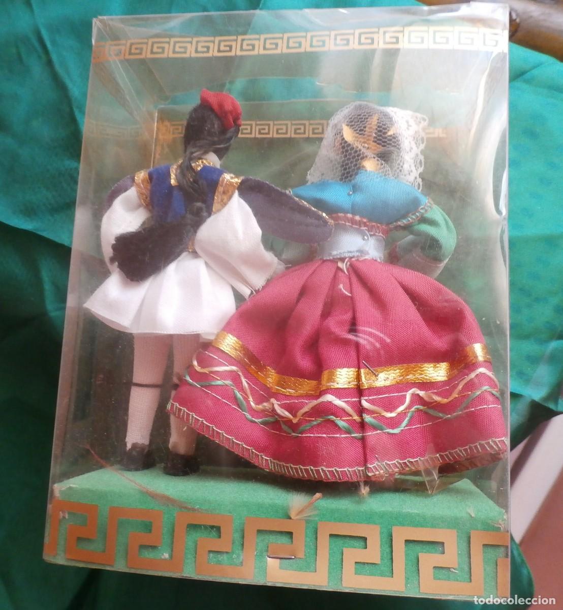 Mu&ntilde;ecas celuloide: Pareja de mu&ntilde;ecas griegas de celuloide en ropa tradicional. 11 cm - Foto 2