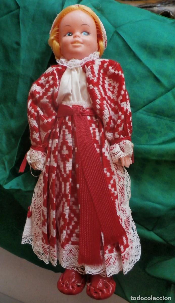 Mu&ntilde;ecas celuloide: Mu&ntilde;eca con traje tradicional, danesa. Goma y celuloide. 23 cm - Foto 1