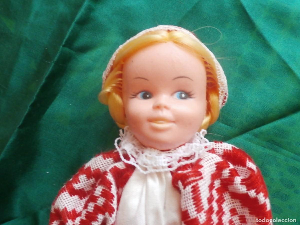 Mu&ntilde;ecas celuloide: Mu&ntilde;eca con traje tradicional, danesa. Goma y celuloide. 23 cm - Foto 3