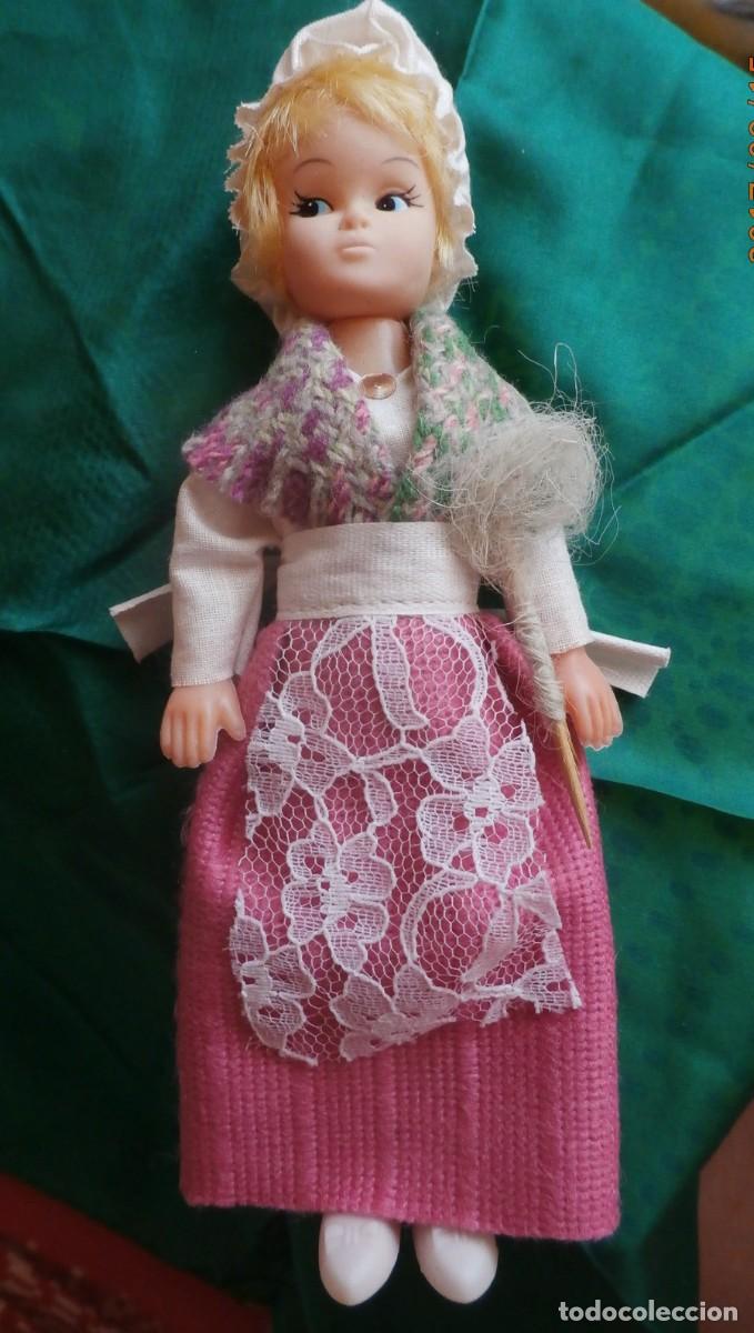 Mu&ntilde;ecas celuloide: Mu&ntilde;eca en traje tradicional. Inglesa. 20 cm. En su caja. Goma y celuloide. - Foto 1