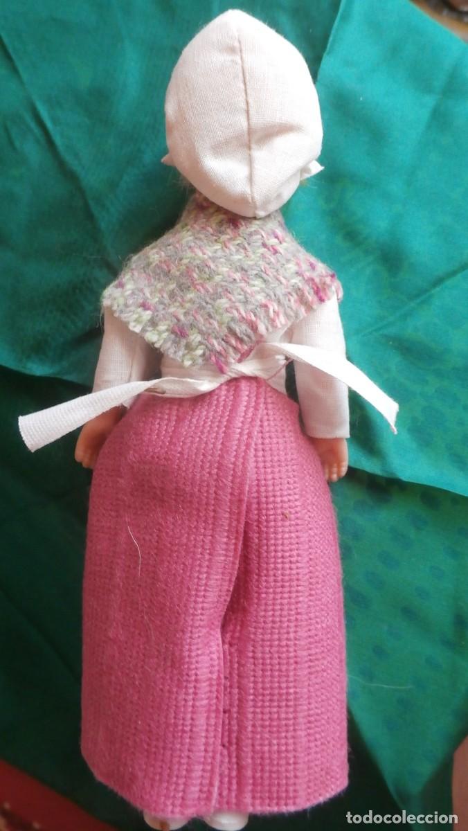 Mu&ntilde;ecas celuloide: Mu&ntilde;eca en traje tradicional. Inglesa. 20 cm. En su caja. Goma y celuloide. - Foto 2