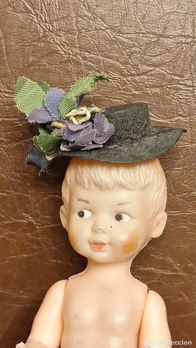 Mu&ntilde;ecas celuloide: Antiguo Mu&ntilde;eca de Celuloide con Sombrero con Flores - Foto 2