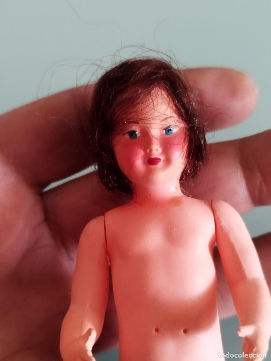 Mu&ntilde;ecas celuloide: Antigua peque&ntilde;a mu&ntilde;eca de celuloide francesa, con peluca. - Foto 2
