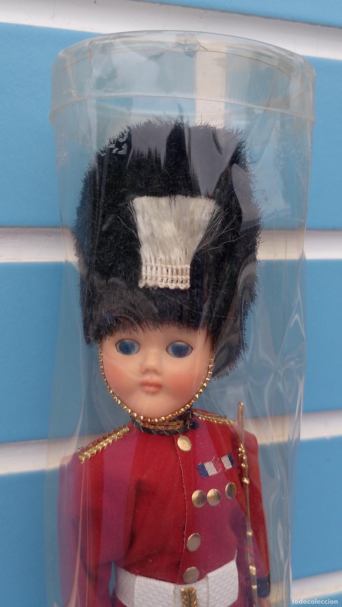 Mu&ntilde;ecas celuloide: Antiguo mu&ntilde;eco ingl&eacute;s de celuloide Guardia Real Brit&aacute;nica - Foto 2