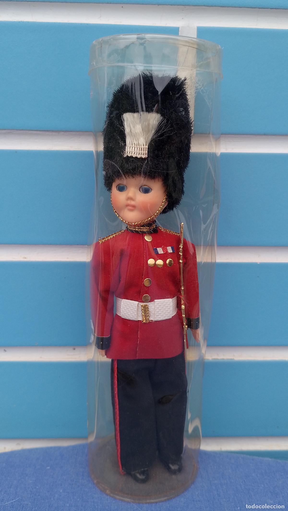 Mu&ntilde;ecas celuloide: Antiguo mu&ntilde;eco ingl&eacute;s de celuloide Guardia Real Brit&aacute;nica - Foto 1