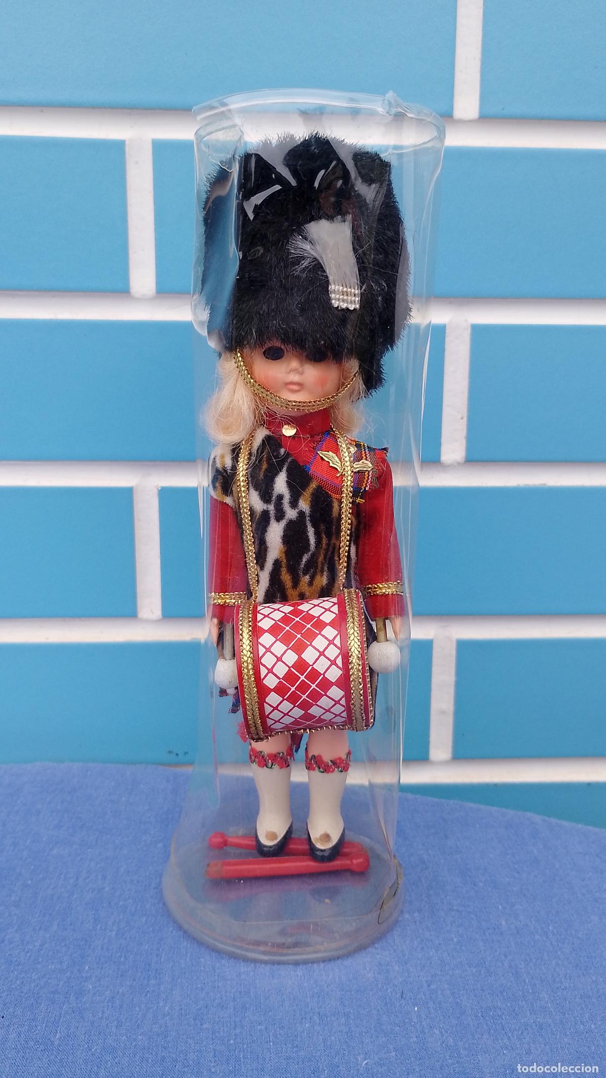 Mu&ntilde;ecas Celuloide: Antigua mu&ntilde;eca inglesa de celuloide Highland Bass Drum Girl