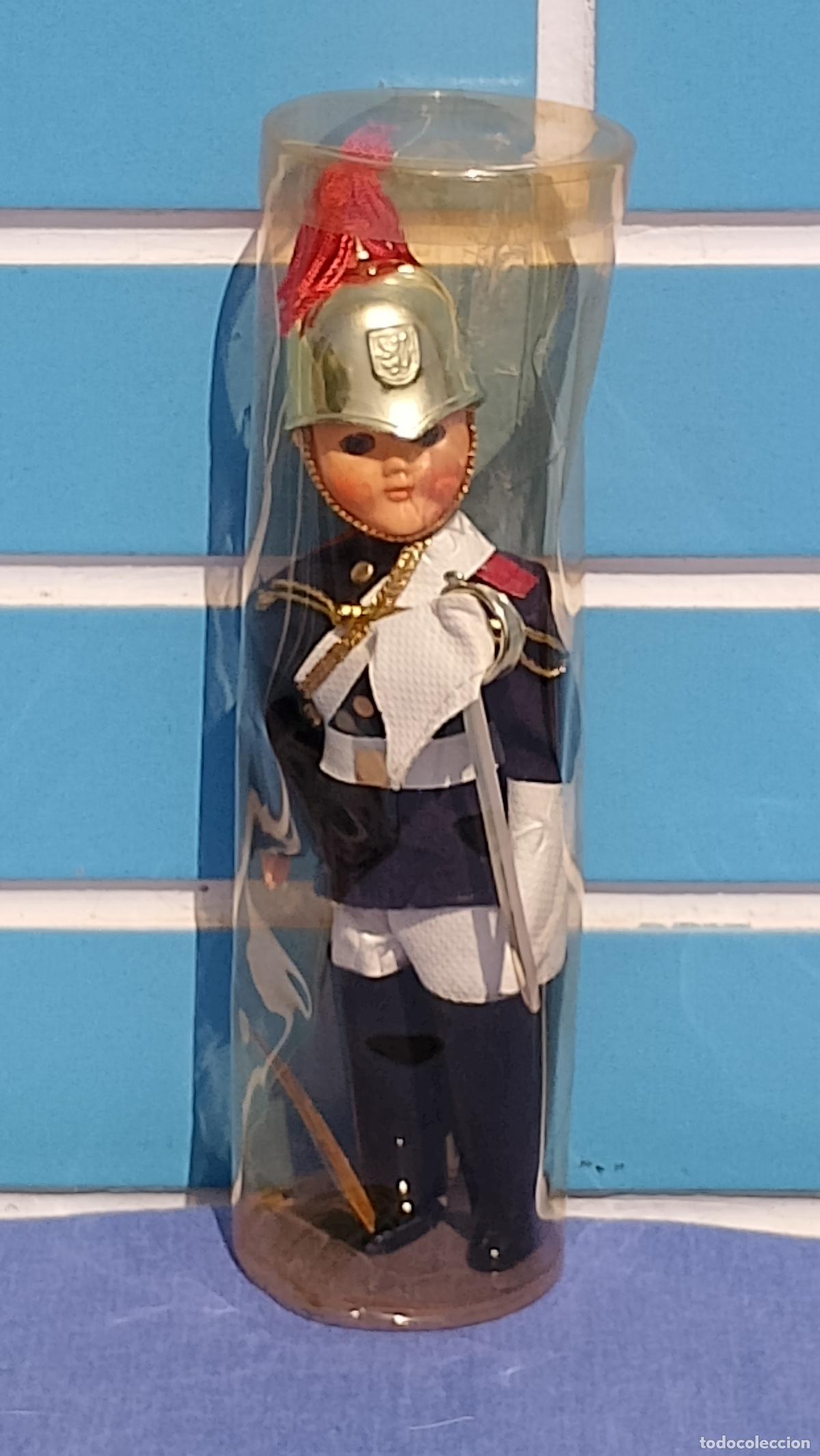 Mu&ntilde;ecas Celuloide: Antiguo mu&ntilde;eco ingl&eacute;s de celuloide Soldado de la Guardia Real a caballo, Cavalry Horse Guard