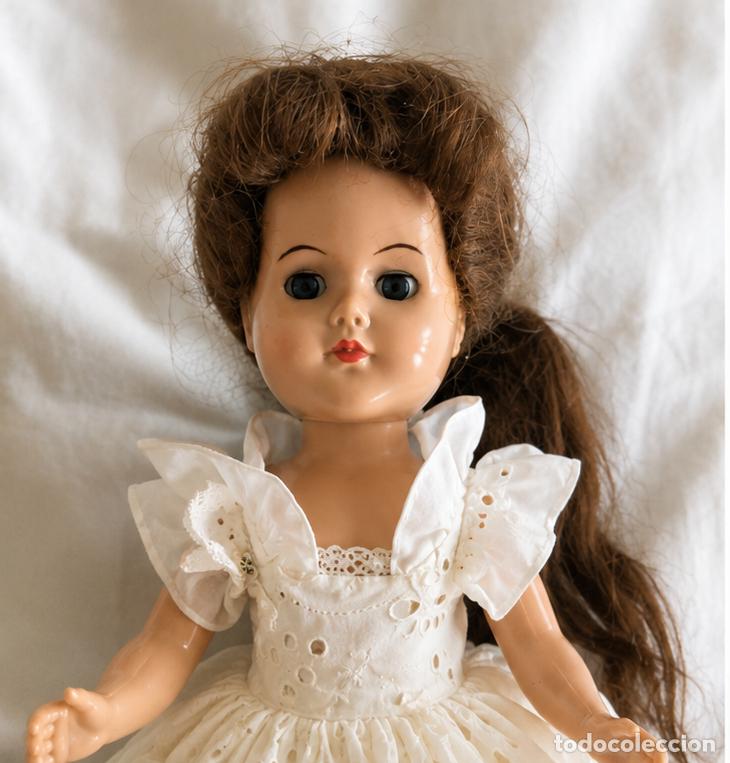 Mu&ntilde;ecas Celuloide: Mu&ntilde;eca a&ntilde;os 60, posiblemente americana, con ajuar artesanal