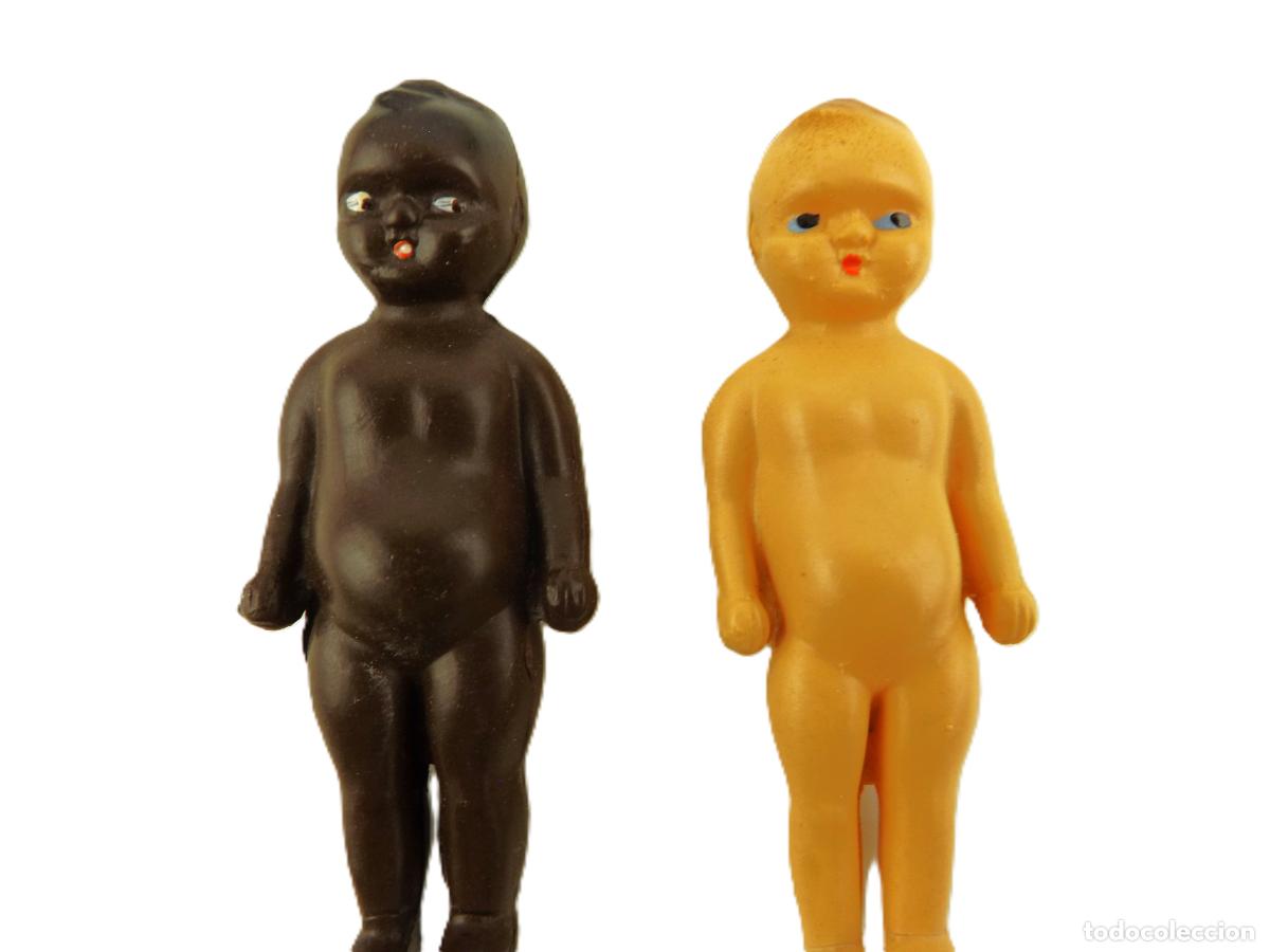 Mu&ntilde;ecas celuloide: Pareja de antiguos mu&ntilde;ecos miniatura de celuloide. Blanco y negro. D&eacute;cada de los 50 - Foto 2