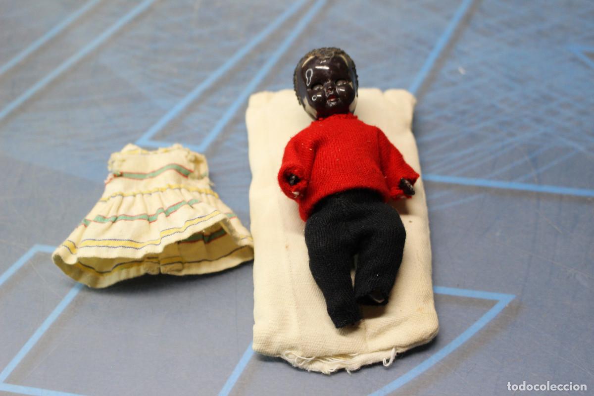 Mu&ntilde;ecas celuloide: Peque&ntilde;a mu&ntilde;eca articulada, ojos durmientes, negrita. &iquest;Celuloide? Circa 1950.