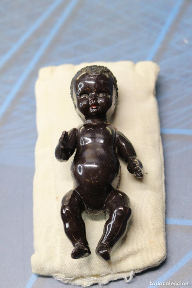 Mu&ntilde;ecas celuloide: Peque&ntilde;a mu&ntilde;eca articulada, ojos durmientes, negrita. &iquest;Celuloide? Circa 1950. - Foto 4