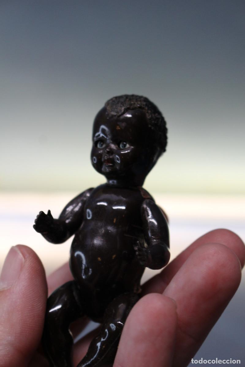Mu&ntilde;ecas celuloide: Peque&ntilde;a mu&ntilde;eca articulada, ojos durmientes, negrita. &iquest;Celuloide? Circa 1950. - Foto 7