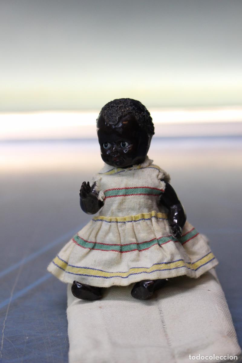 Mu&ntilde;ecas celuloide: Peque&ntilde;a mu&ntilde;eca articulada, ojos durmientes, negrita. &iquest;Celuloide? Circa 1950. - Foto 10
