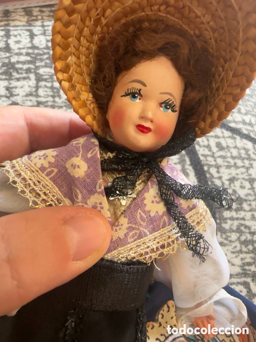 Mu&ntilde;ecas celuloide: Mu&ntilde;eca con vestido regional del a&ntilde;o 1940 aprox