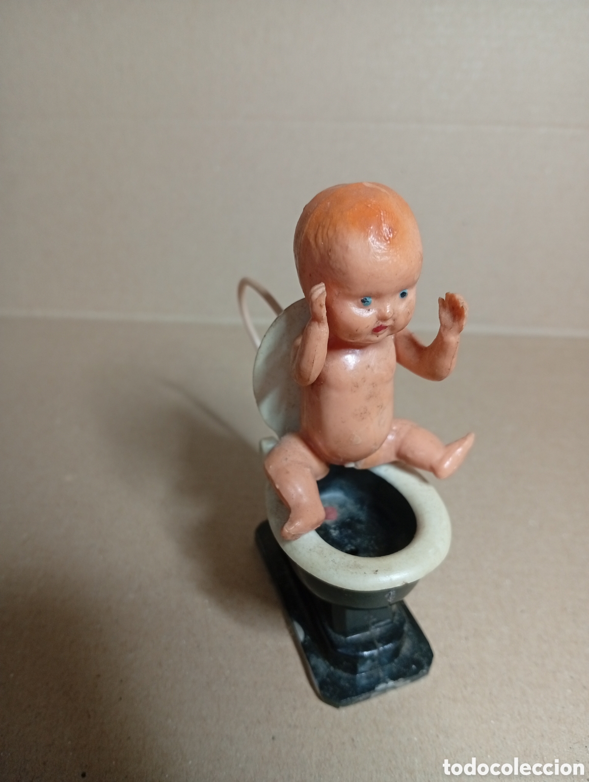 Mu&ntilde;ecas celuloide: Mu&ntilde;eco de baquelita en wc - Foto 1