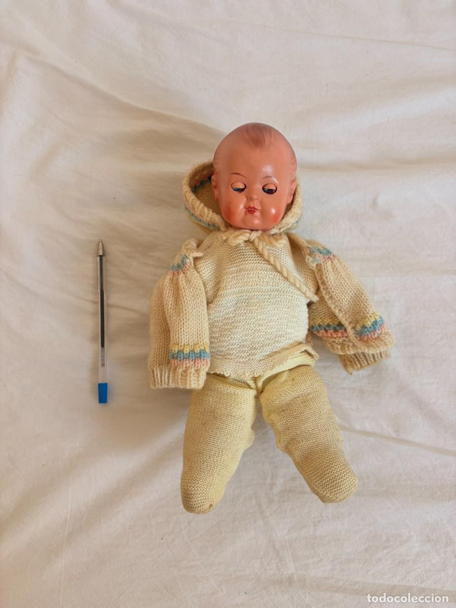 Mu&ntilde;ecas celuloide: Mu&ntilde;eco beb&eacute; antiguo con ojos durmientes, ropa de punto