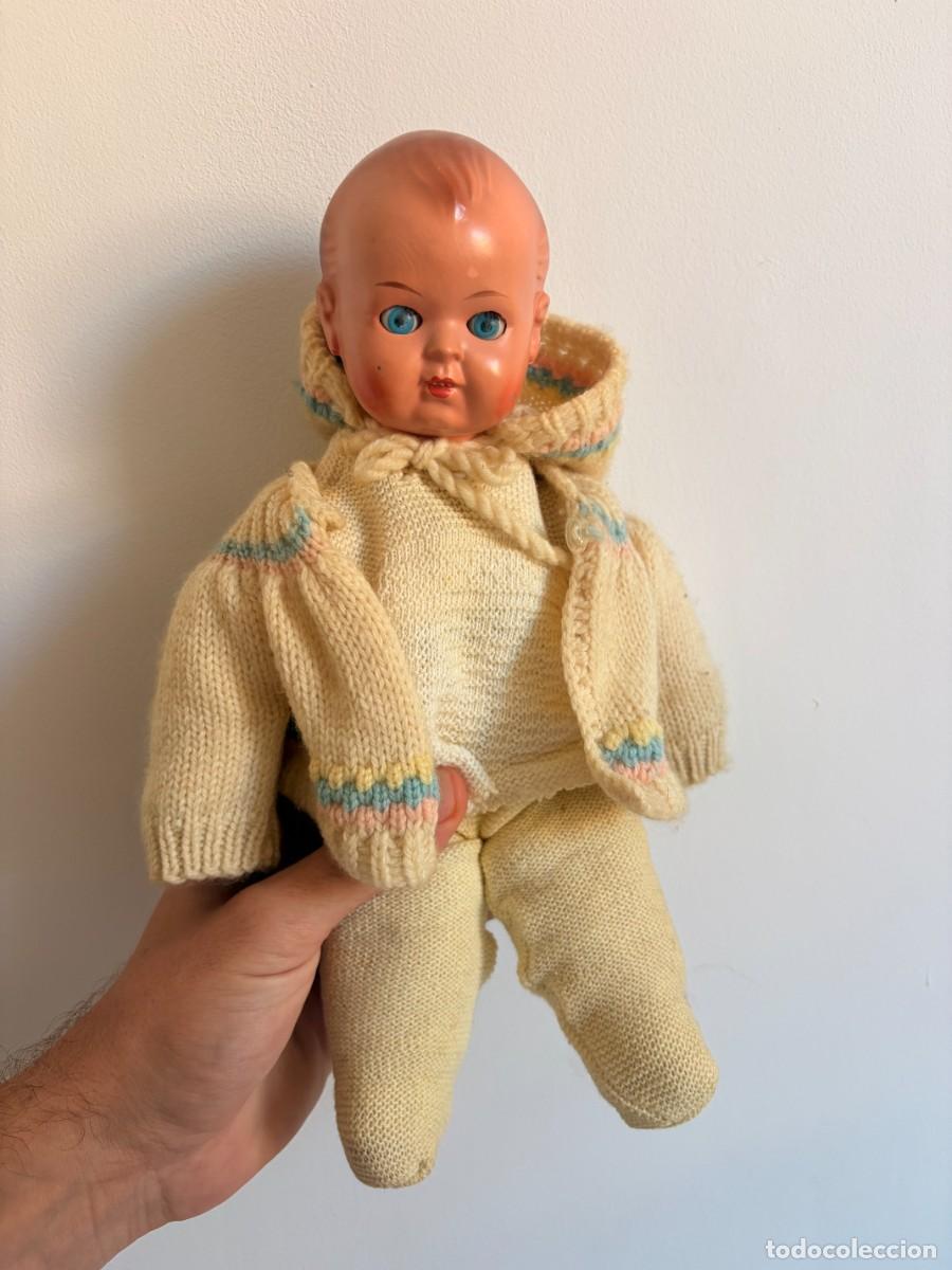 Mu&ntilde;ecas celuloide: Mu&ntilde;eco beb&eacute; antiguo con ojos durmientes, ropa de punto - Foto 2