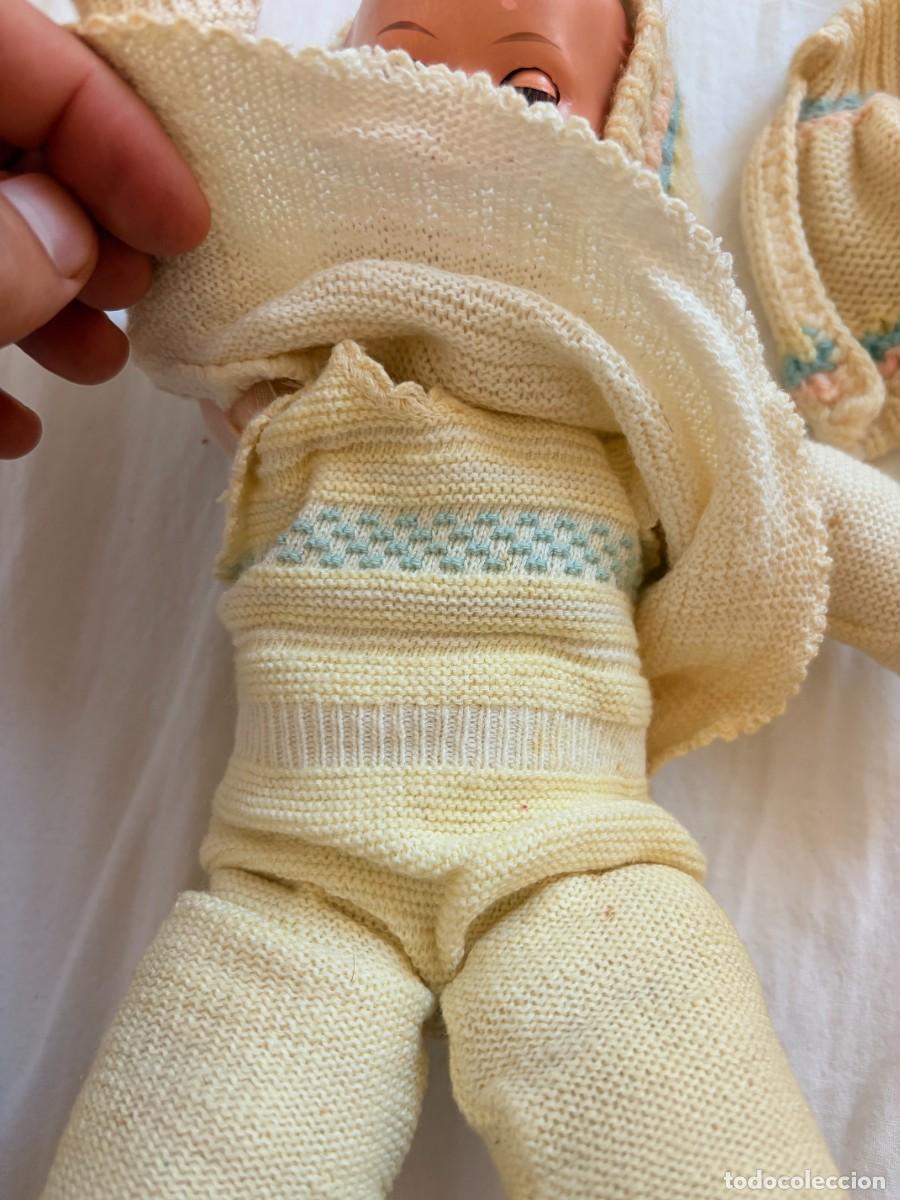 Mu&ntilde;ecas celuloide: Mu&ntilde;eco beb&eacute; antiguo con ojos durmientes, ropa de punto - Foto 3