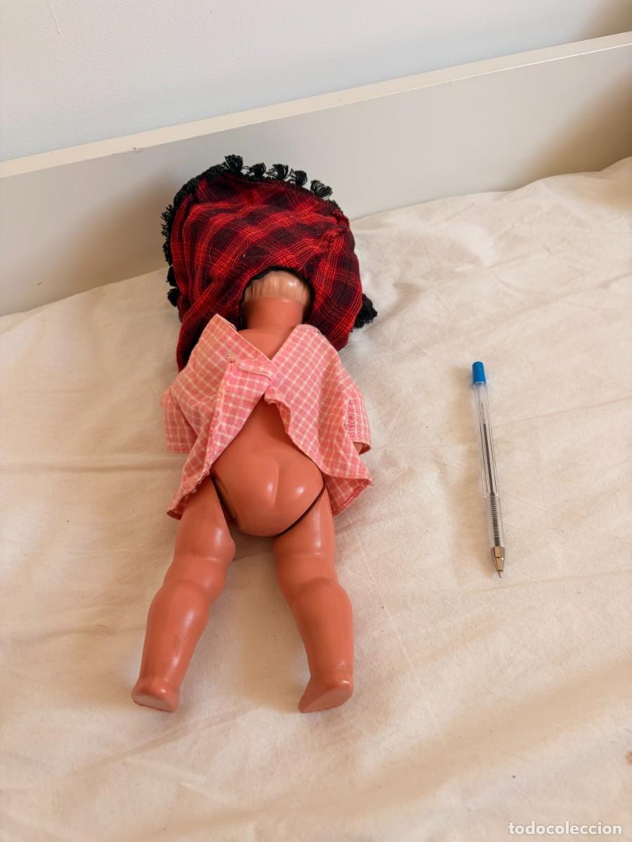 Mu&ntilde;ecas celuloide: Mu&ntilde;eca antigua rubia con capa roja y negra - Foto 2