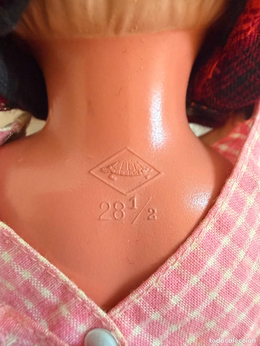 Mu&ntilde;ecas celuloide: Mu&ntilde;eca antigua rubia con capa roja y negra - Foto 3