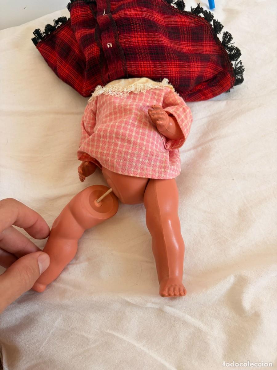 Mu&ntilde;ecas celuloide: Mu&ntilde;eca antigua rubia con capa roja y negra - Foto 4