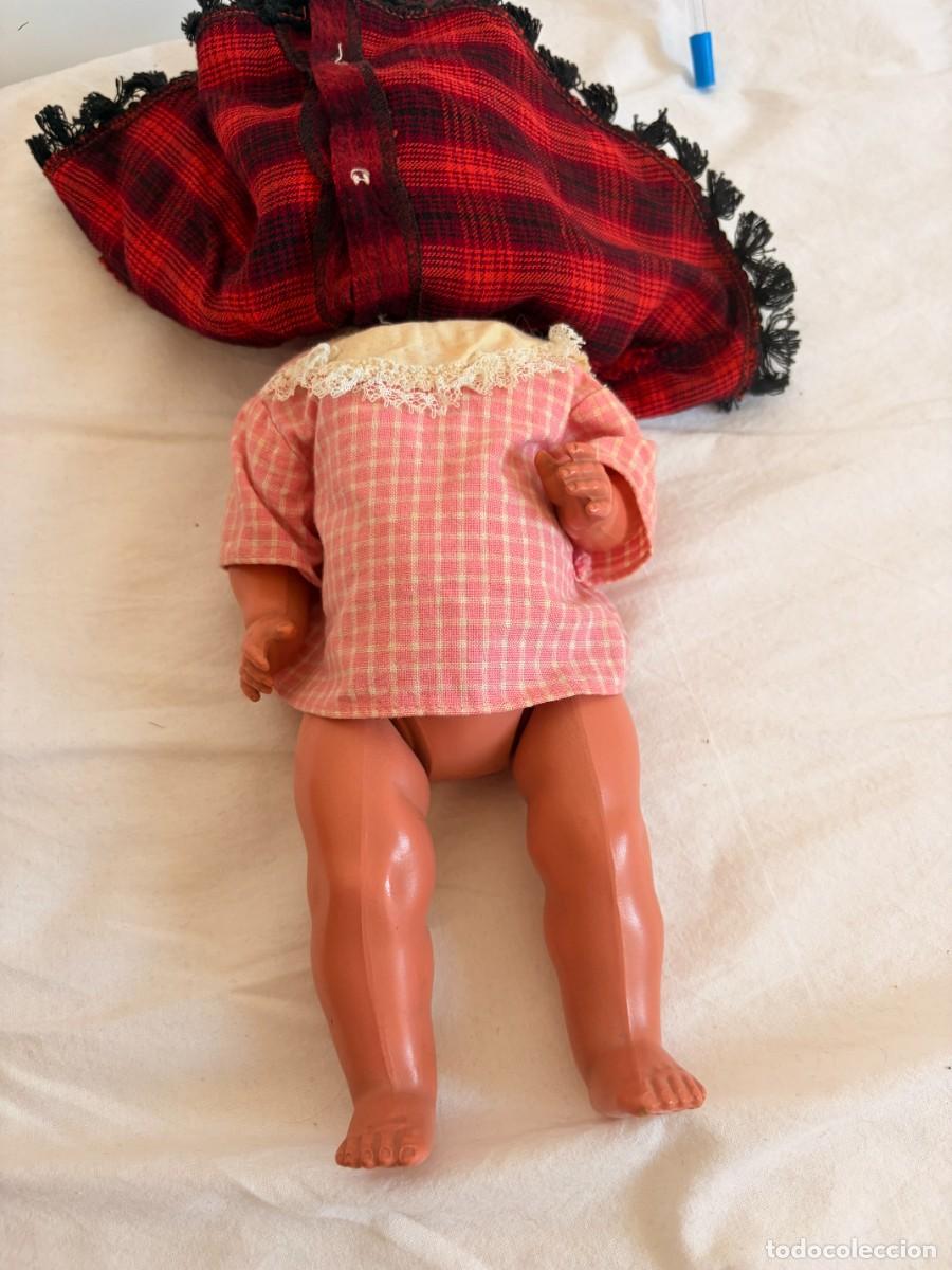 Mu&ntilde;ecas celuloide: Mu&ntilde;eca antigua rubia con capa roja y negra - Foto 5