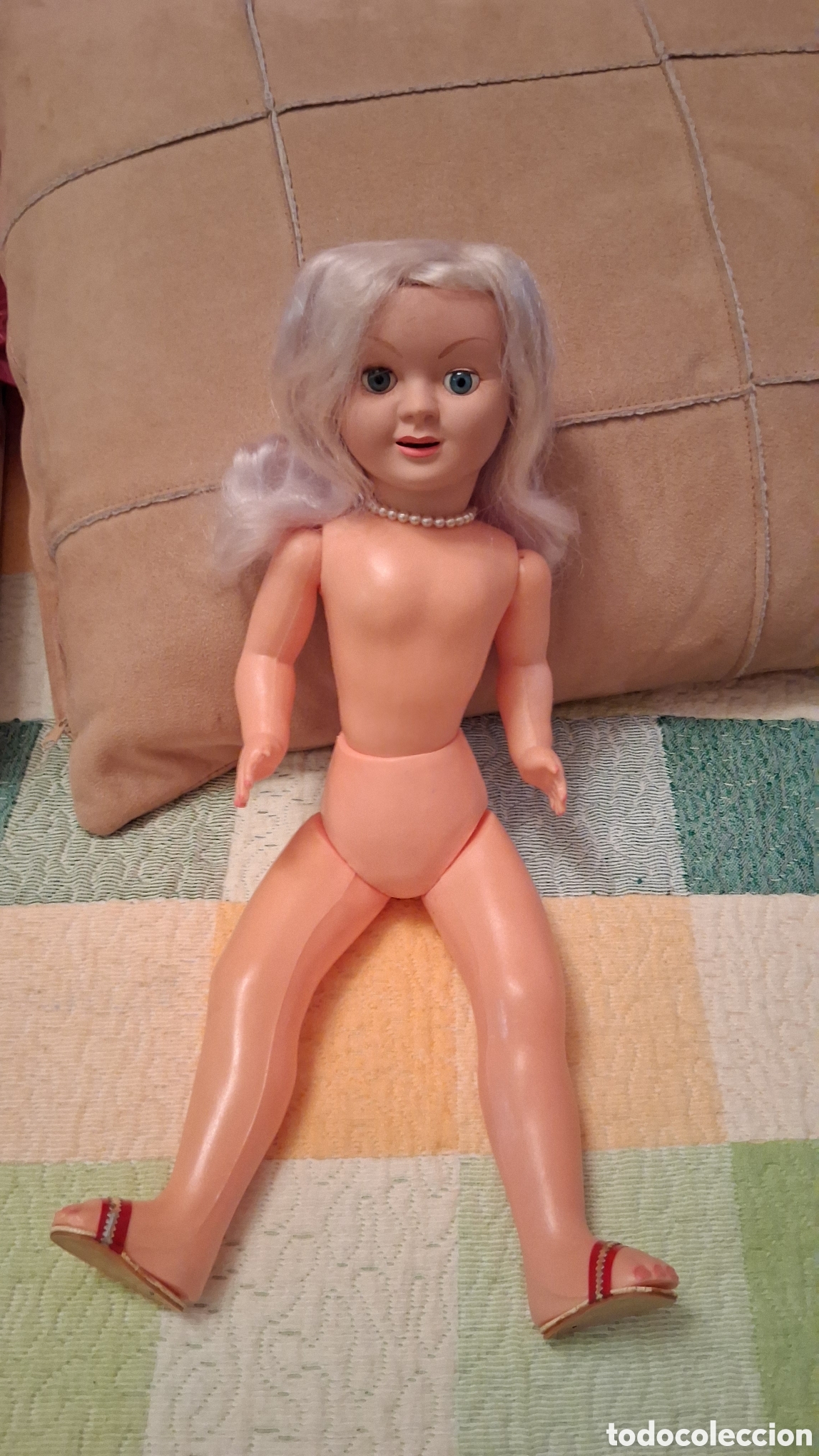 Mu&ntilde;ecas celuloide: Mu&ntilde;eca a&ntilde;os 50/60. Cara de porcelana y cuerpo de pl&aacute;stico articulado con gomas.
