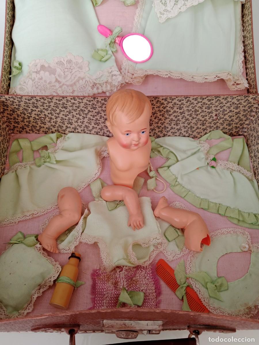 Mu&ntilde;ecas celuloide: Lote Canastilla Antigua Schildkr&ouml;t. Malet&iacute;n Con Ajuar De Ropa Original Y Mu&ntilde;eco Para Desguace / Piez