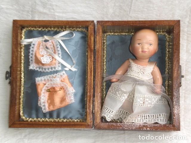 Mu&ntilde;ecas composici&oacute;n: PRECIOSO COFRE DECORADO CON BEBE TINY Y SU AJUAR - Foto 1
