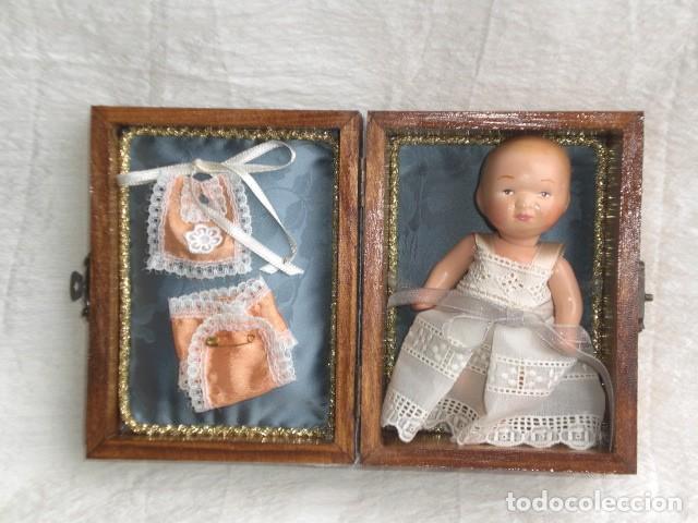 Mu&ntilde;ecas composici&oacute;n: PRECIOSO COFRE DECORADO CON BEBE TINY Y SU AJUAR - Foto 2