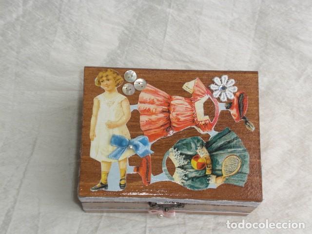 Mu&ntilde;ecas composici&oacute;n: PRECIOSO COFRE DECORADO CON BEBE TINY Y SU AJUAR - Foto 3