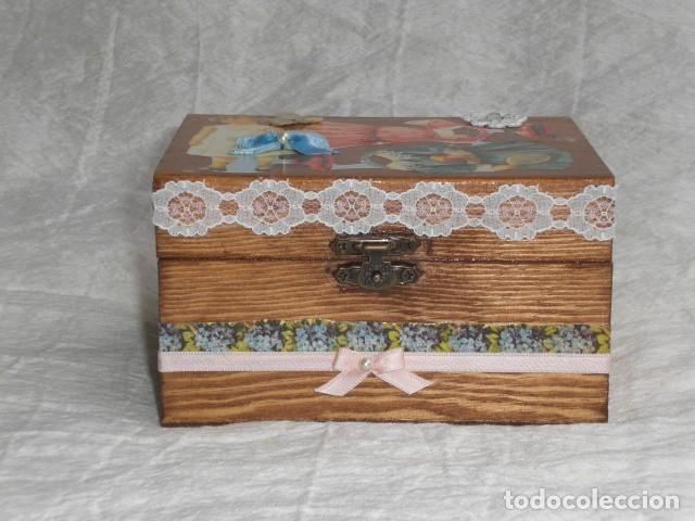 Mu&ntilde;ecas composici&oacute;n: PRECIOSO COFRE DECORADO CON BEBE TINY Y SU AJUAR - Foto 5