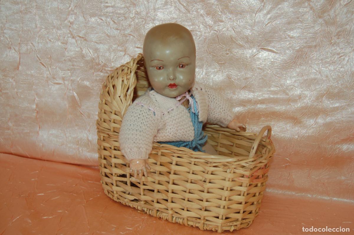 Mu&ntilde;ecas composici&oacute;n: beb&eacute; antiguo en cunita - Foto 1