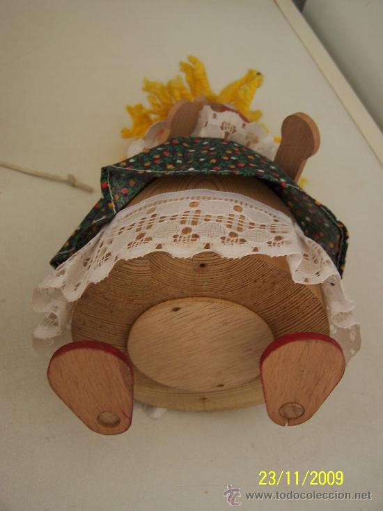Mu&ntilde;ecas espa&ntilde;olas modernas: MU&Ntilde;ECA - HUCHA DE MADERA-- MIDE 22 CM. - Foto 2