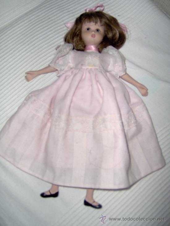 Mu&ntilde;ecas Espa&ntilde;olas Modernas: Mu&ntilde;eca con cuerpo, cabeza, manos y pies de porcelana, vestida, vieja, no muy antigua