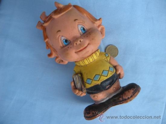 Mu&ntilde;ecas espa&ntilde;olas modernas: GRACIOSO MU&Ntilde;ECO DE GOMA CON LIBRO. MARCA BB - Foto 1