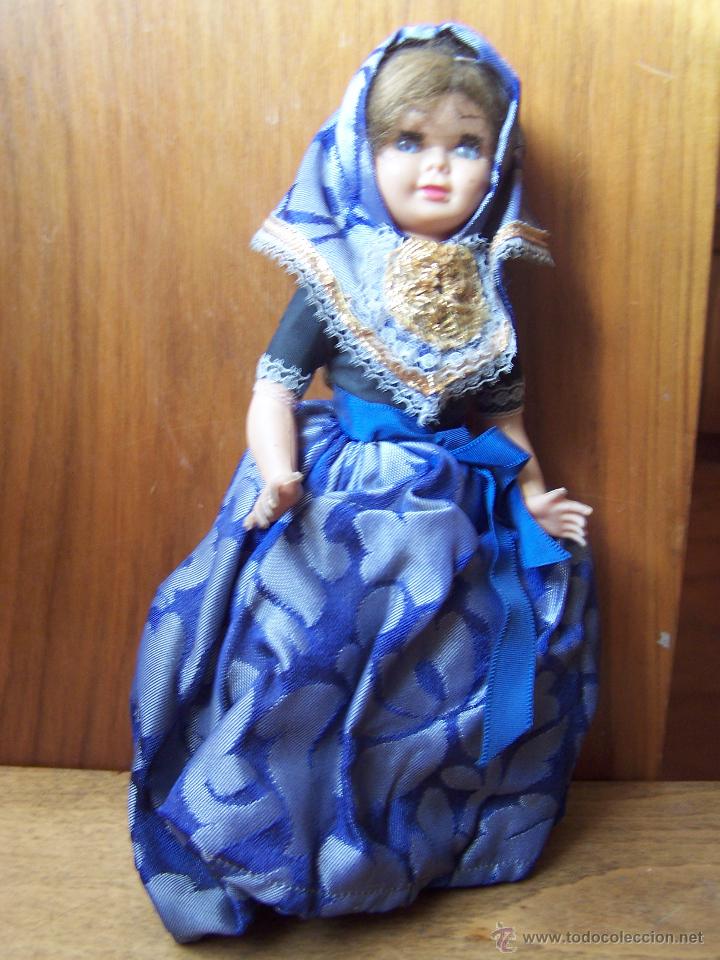 Mu&ntilde;ecas espa&ntilde;olas modernas: Mu&ntilde;eca de plastico rigido con traje regional - Foto 1