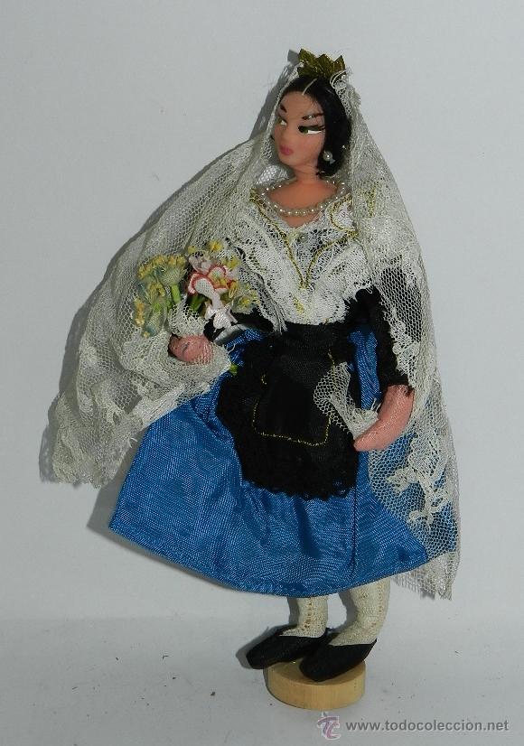 Mu&ntilde;ecas espa&ntilde;olas modernas: MU&Ntilde;ECA CON TRAJE REGIONAL, REALIZADA EN PLASTICO, MIDE 20 CMS. - Foto 1
