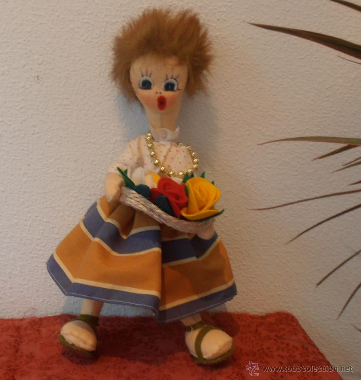 Mu&ntilde;ecas espa&ntilde;olas modernas: MU&Ntilde;ECA DE FIELTRO CON CESTA DE FLORES - Foto 1