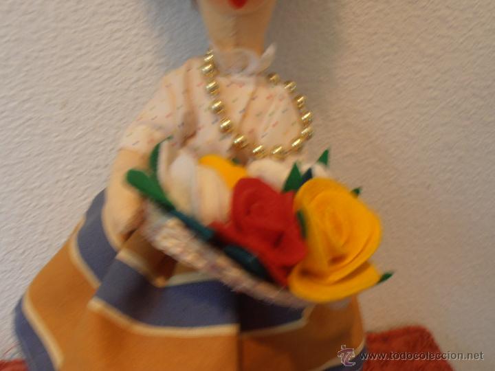 Mu&ntilde;ecas espa&ntilde;olas modernas: MU&Ntilde;ECA DE FIELTRO CON CESTA DE FLORES - Foto 3