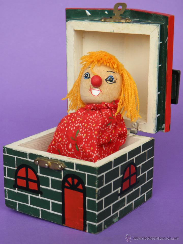 Poup&eacute;es Espagnoles Modernes: Antigua caja sorpresa de madera con mu&ntilde;eco payasito de muelle